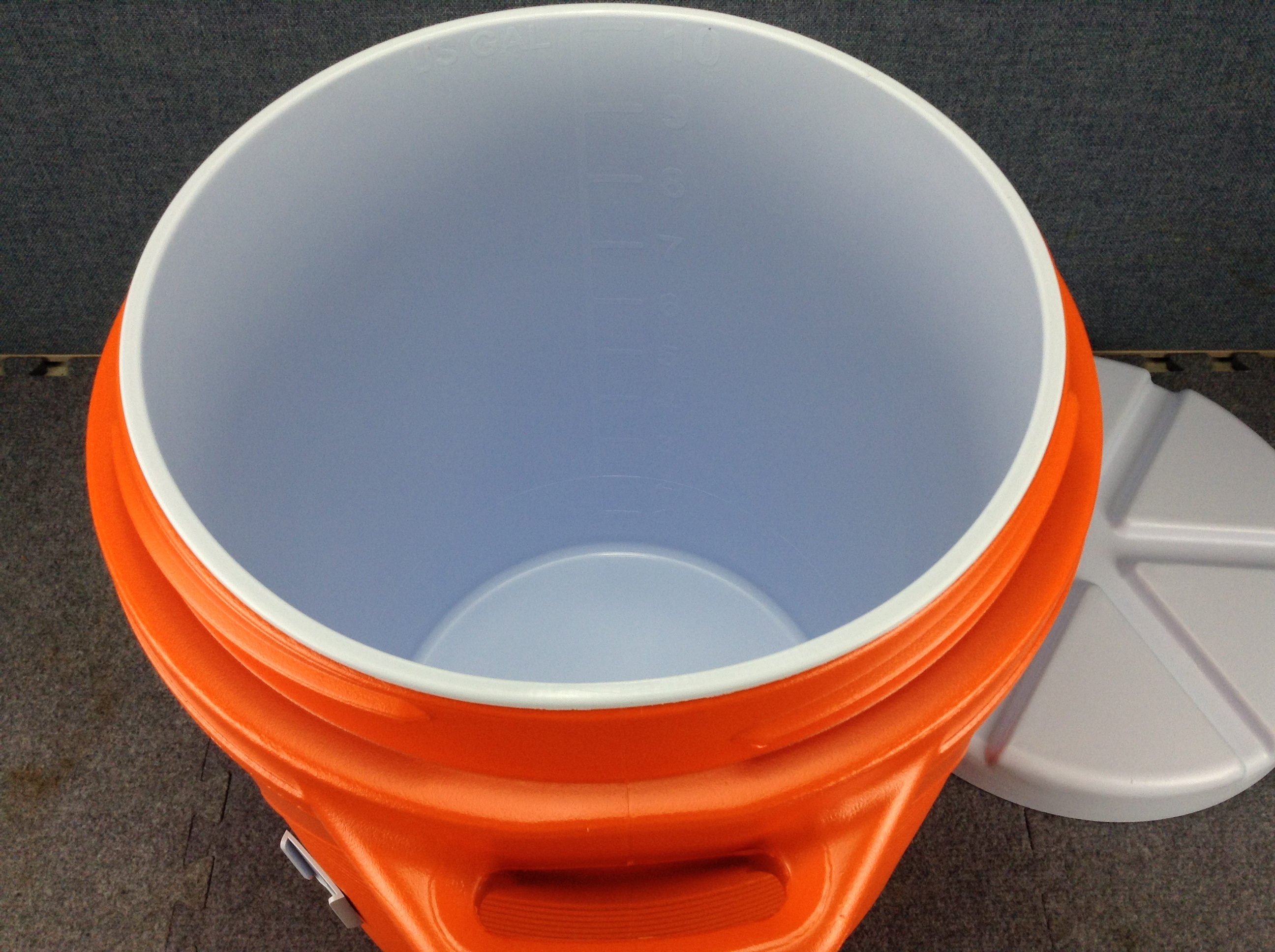 Rubbermaid 1610 16" Super Tough Insulated Plastic Water Cooler Orange