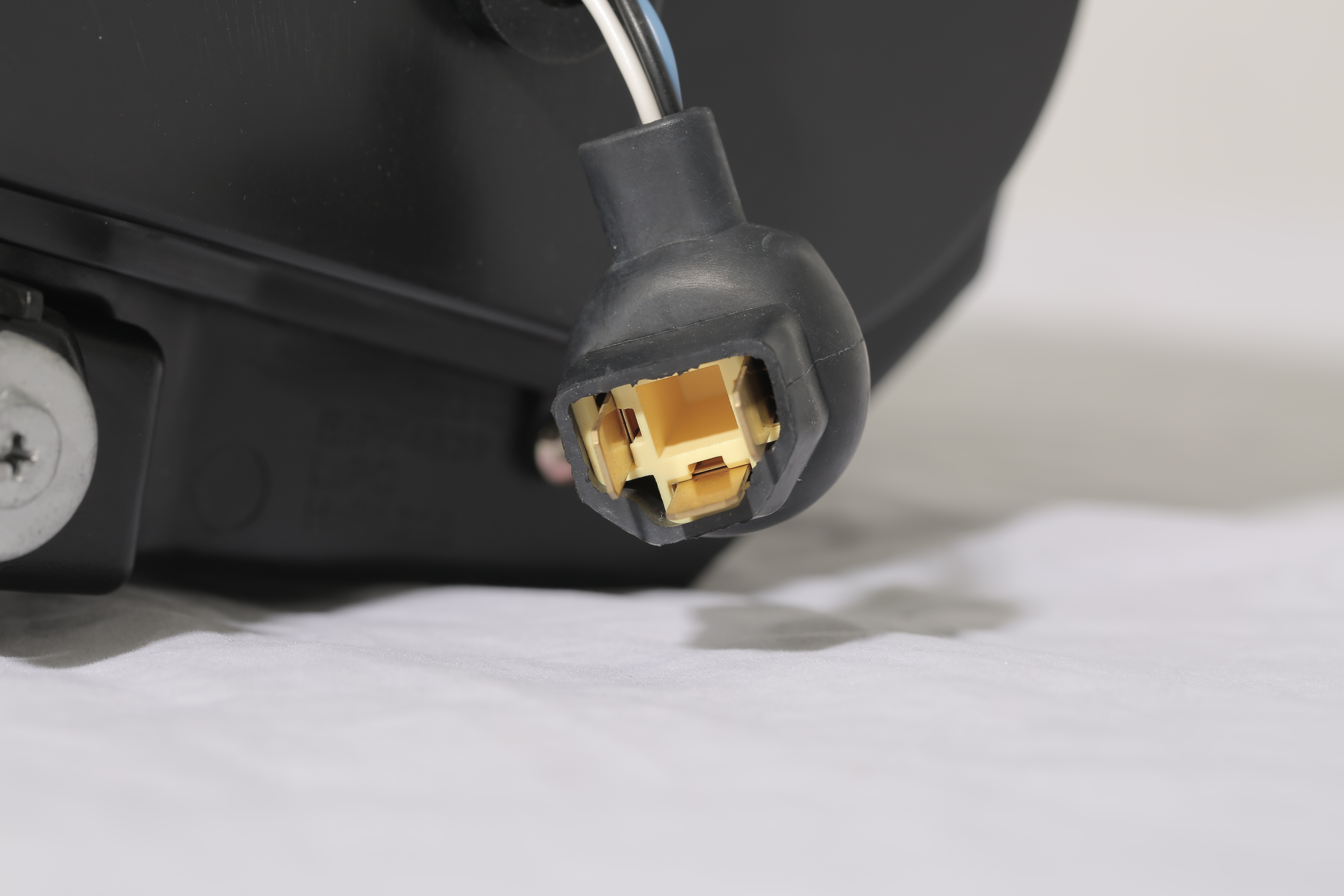 [Dual CCFL Halo] 20052010 Volkswagen Mk5 Jetta/Golf LED Projector