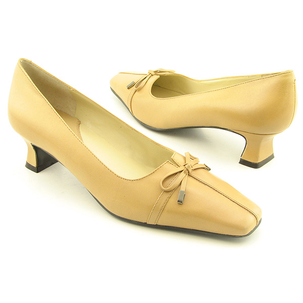 EASY SPIRIT Broadpeak Pumps Beige