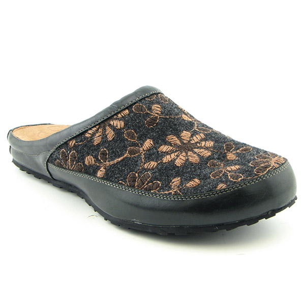 HUSH PUPPIES Logan Square Clogs Black