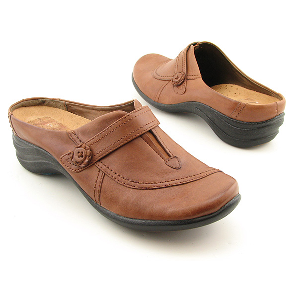 HUSH PUPPIES Stanza Clogs Brown