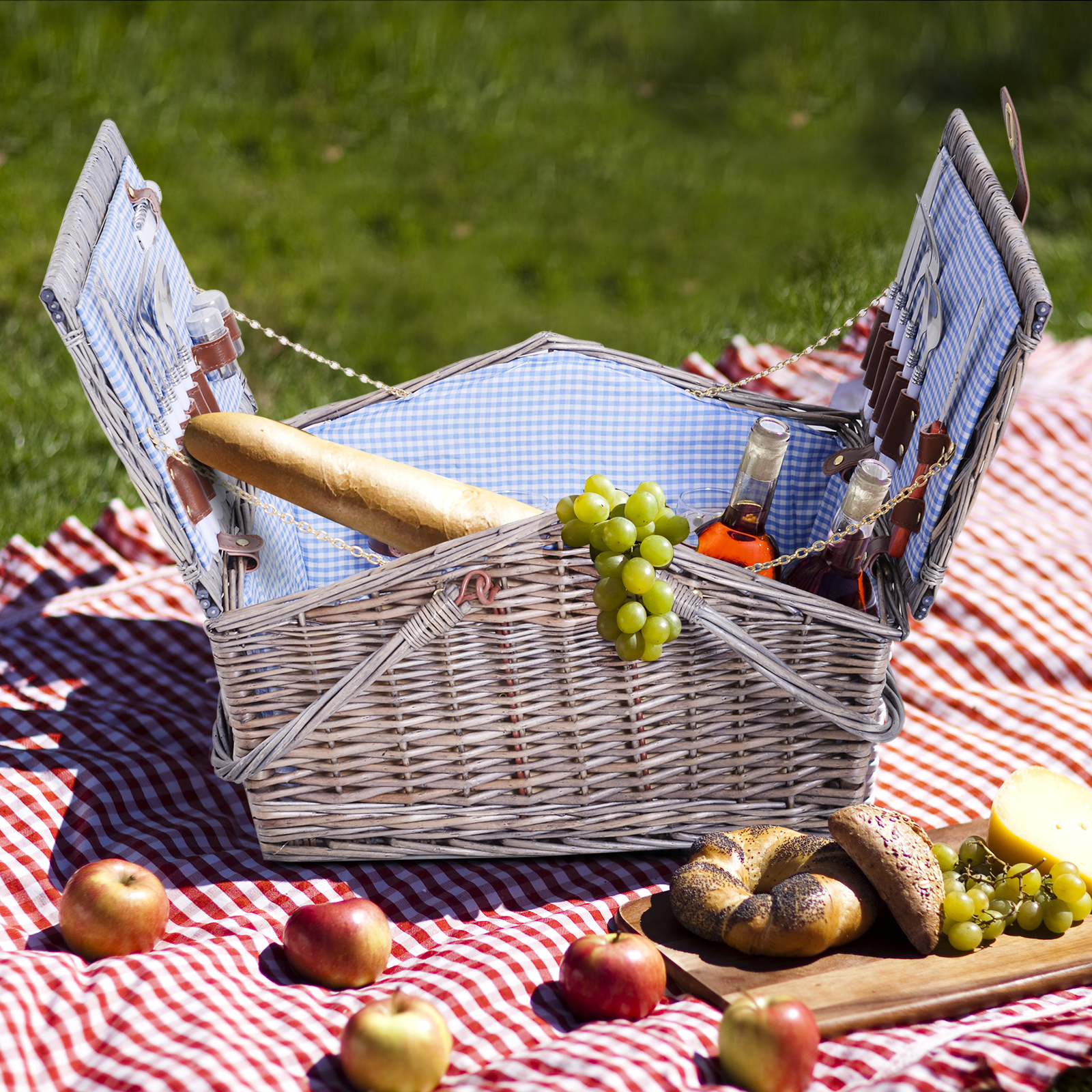 Outsunny Picnic Basket 4 People Dining Set Hamper Wicker Cutlery