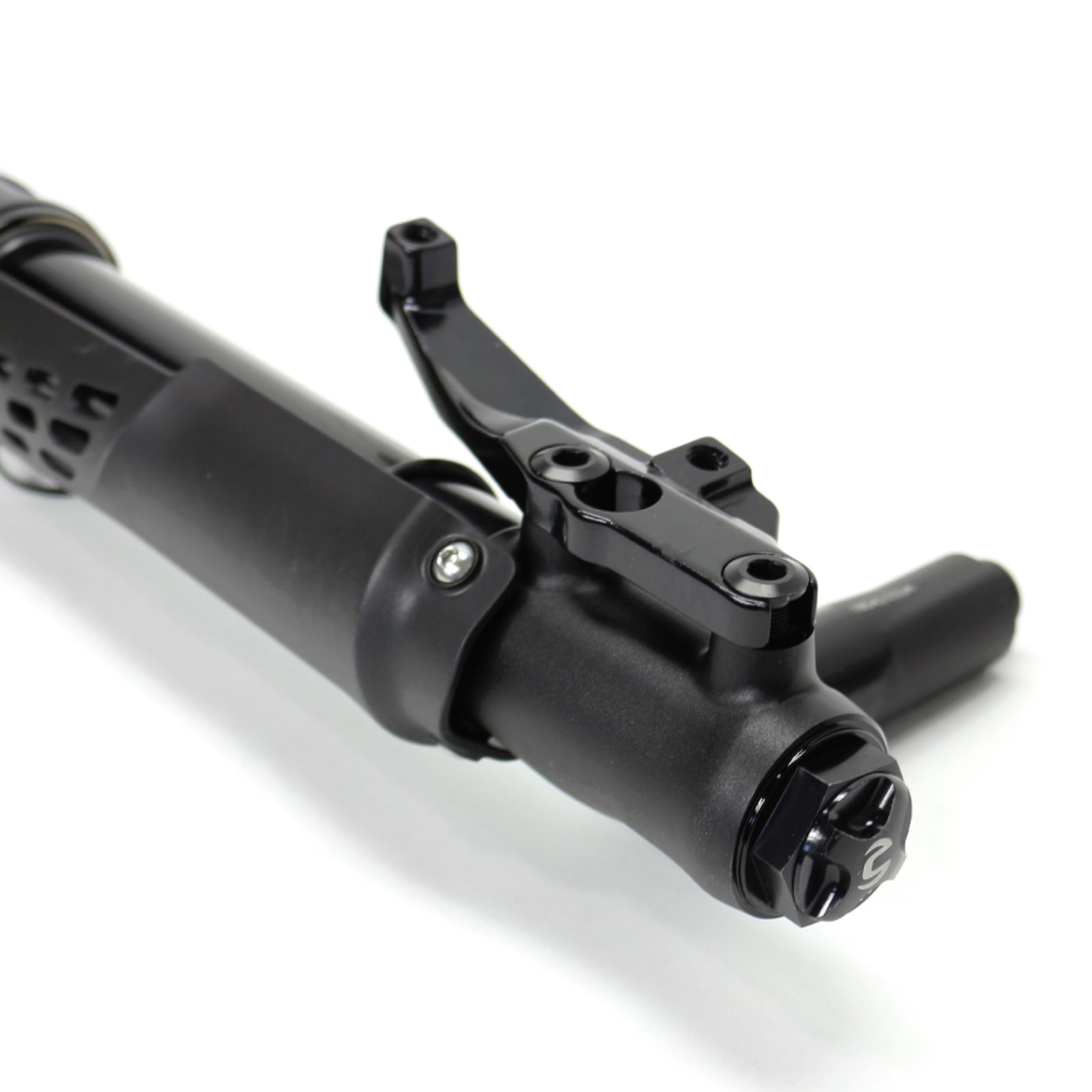 cannondale フロント　フォーク CANNONDALE】フロントフォークが左だけ！？奇抜な見た目の『BADBOY3