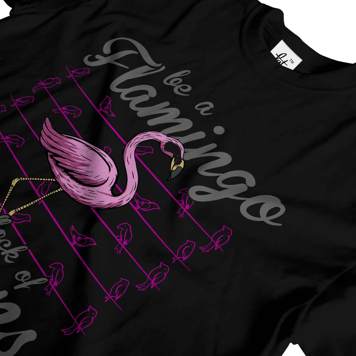 1Tee mujer ser un ajuste flojo Flamingo en una bandada de palomas Camiseta