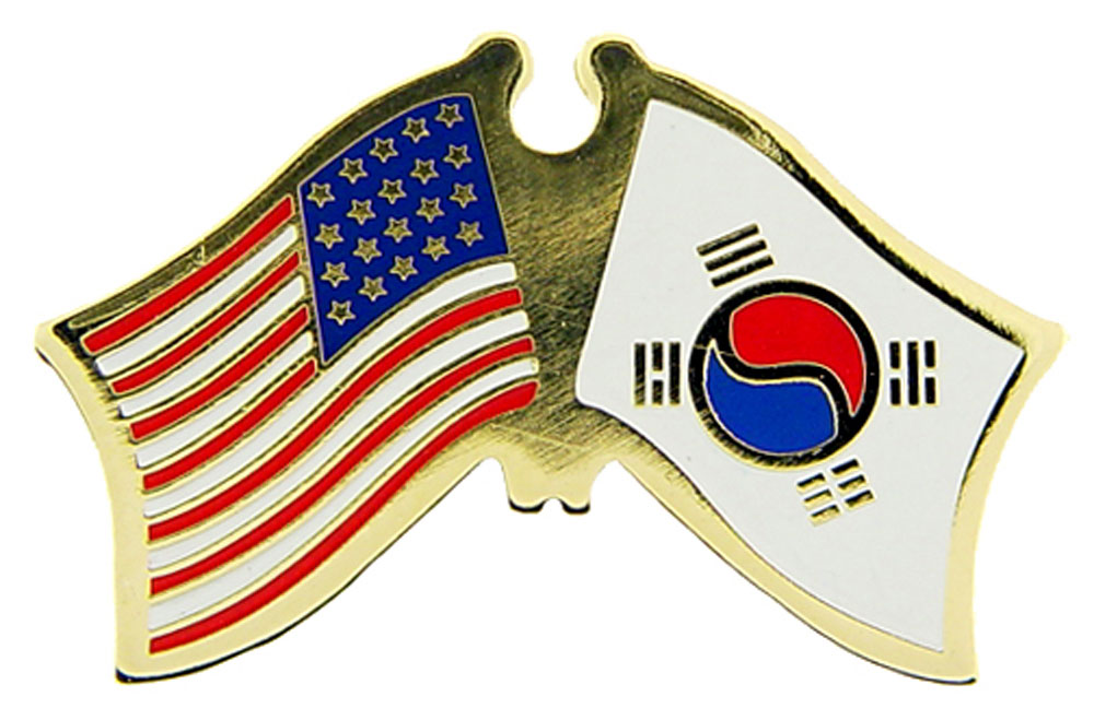 Banderas cruzadas internacionales de Estados Unidos - Obra de arte original, PIN diseñado por expertos - 1,125" - Imagen 19 de 46