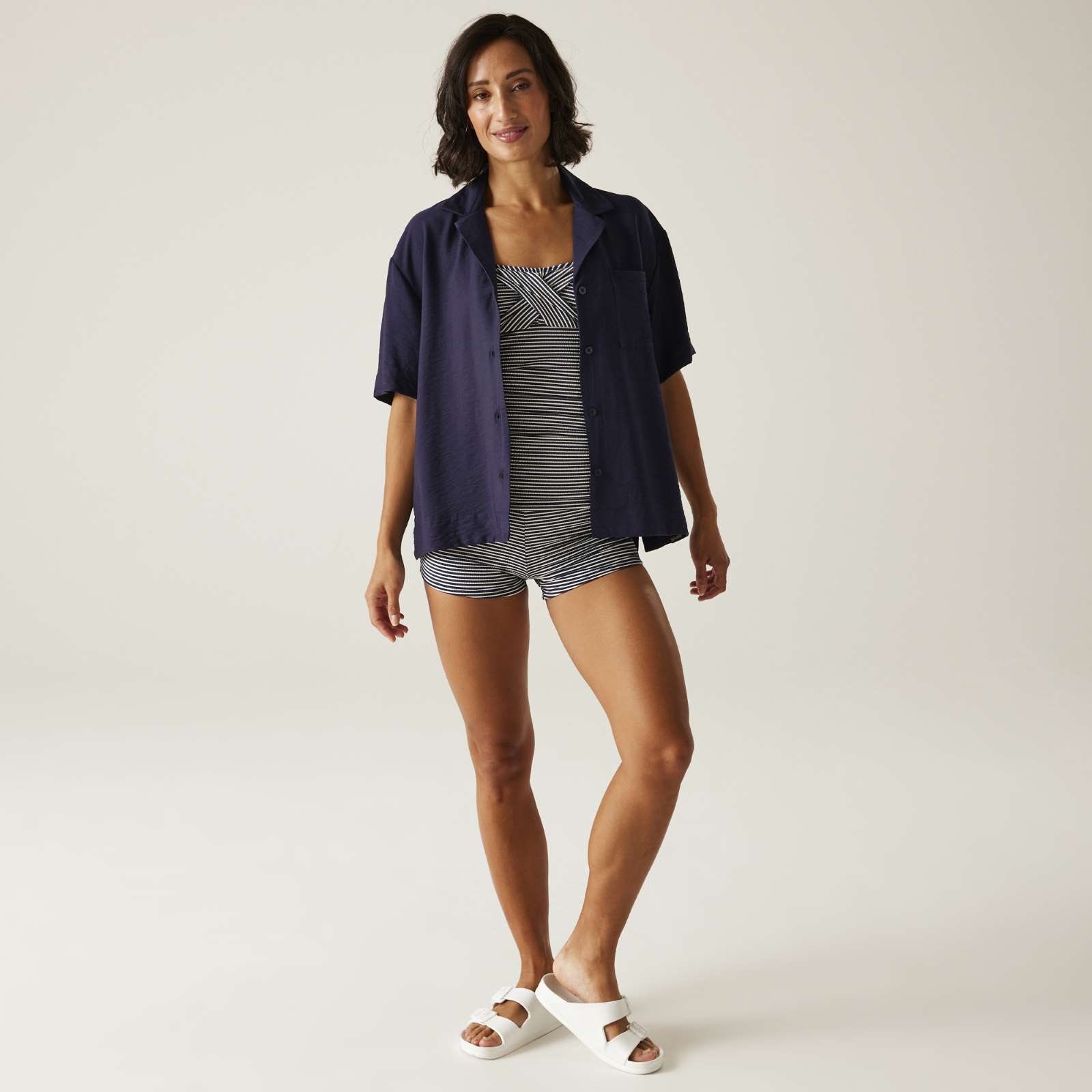 Camiseta tankini Regatta Aceana III para mujer natación playa vacaciones - negra/blanca - Imagen 14 de 15
