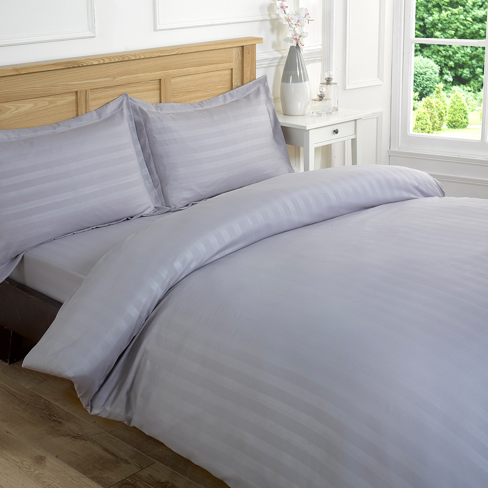 bedding set with fitted sheet