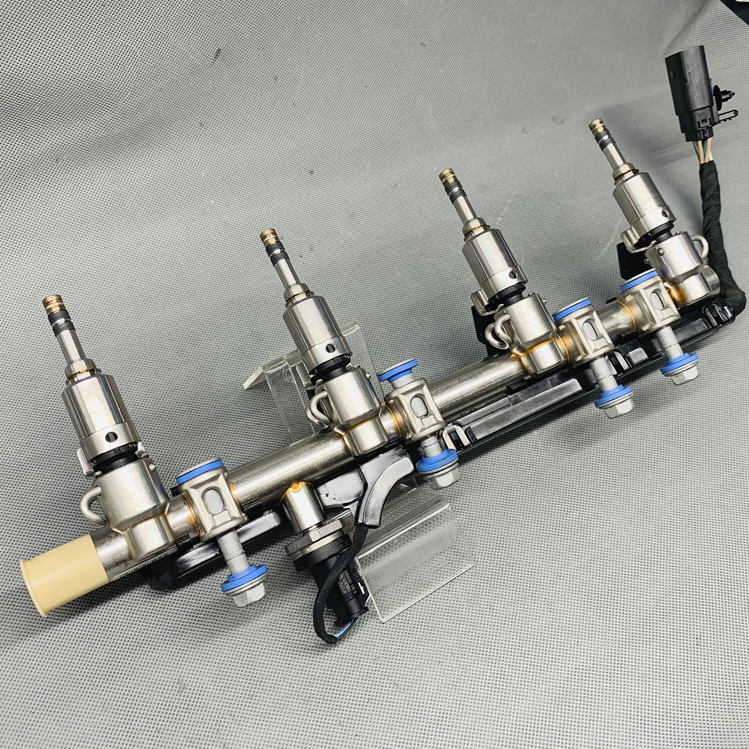 OE Fuel Injection Rail Assembly 12633912 For Chevrolet 20132015 Malibu