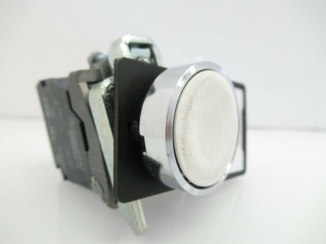 ZBE101 ZBE101 TELEMECANIQUE WHITE MOMENTARY PUSH BUTTON (NEW) eBay