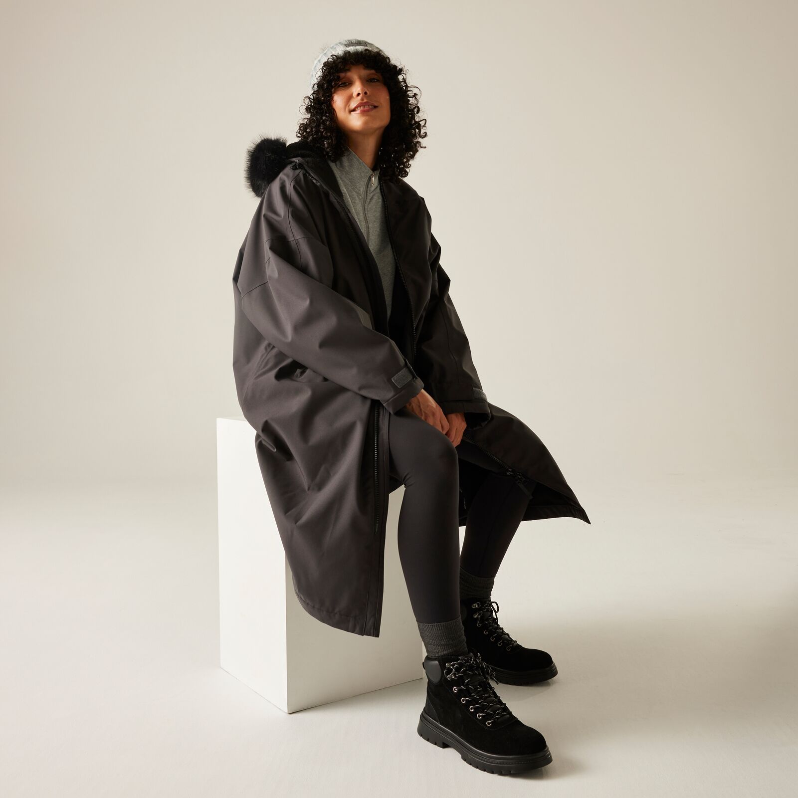 Regatta Adults Outdoor Waterproof Changing Robe Pro - Picture 6 of 45