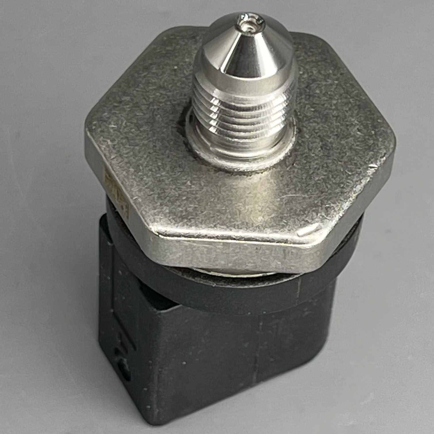 Bosch OE Fuel Rail Pressure Sensor – Fits Porsche 911, Cayenne, Panamera – 0261230392 4 thumbnail image