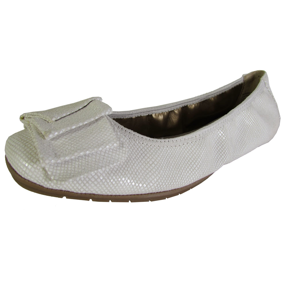 Me Too Womens Lilyana Leather Ballet Flat Shoe