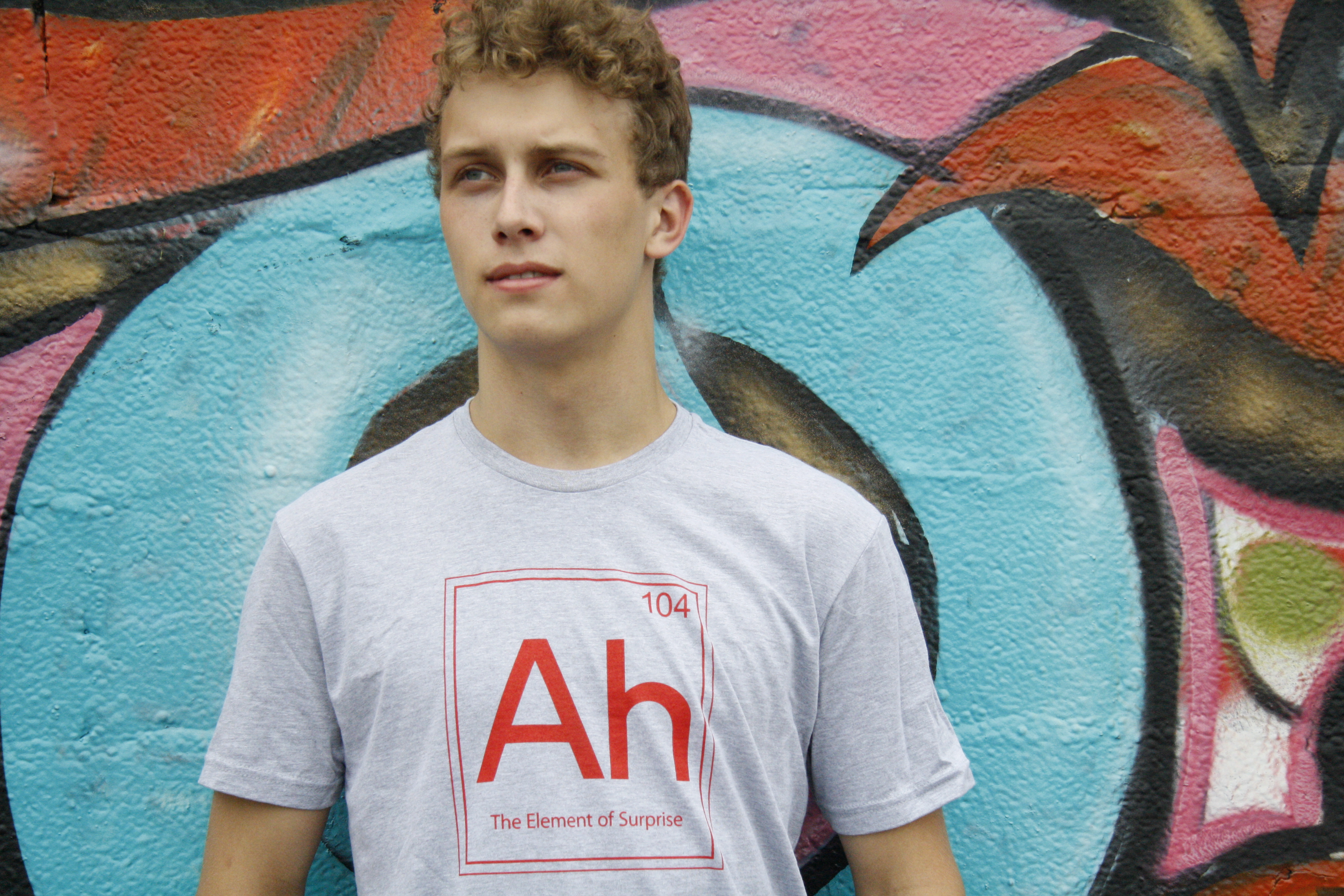 ¡Ah! Camiseta The Element Of Surprise Divertida Ciencia Sarcástica Mesa Periódica - Imagen 8 de 15